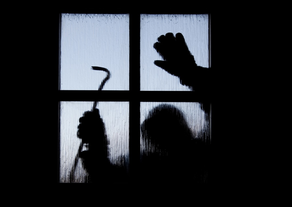 pencuri mengintai properti