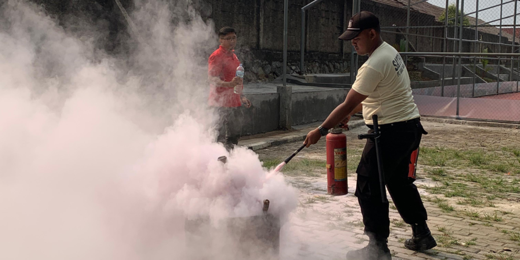 Tenaga Keamanan (Satpam) Melakukan Pelatihan Pemadaman Api