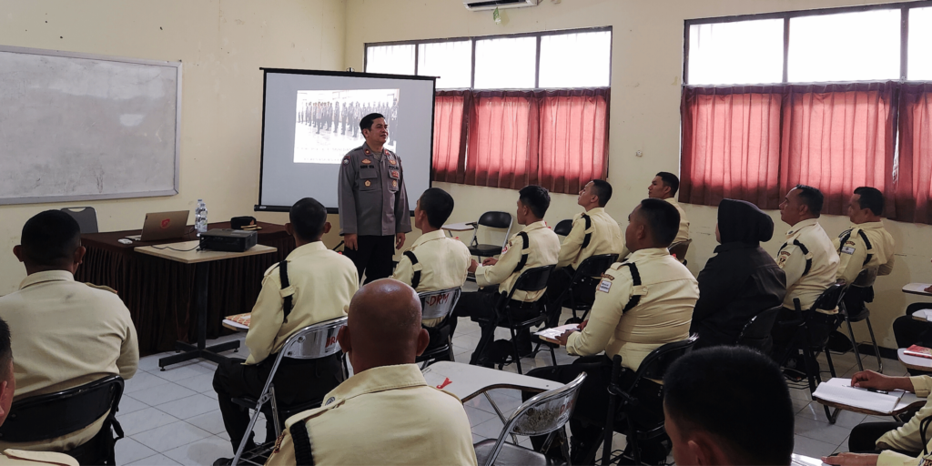 Satpam BUJP mengikuti pelatihan di kelas, menunjukkan fokus pada peningkatan kompetensi dan profesionalisme.