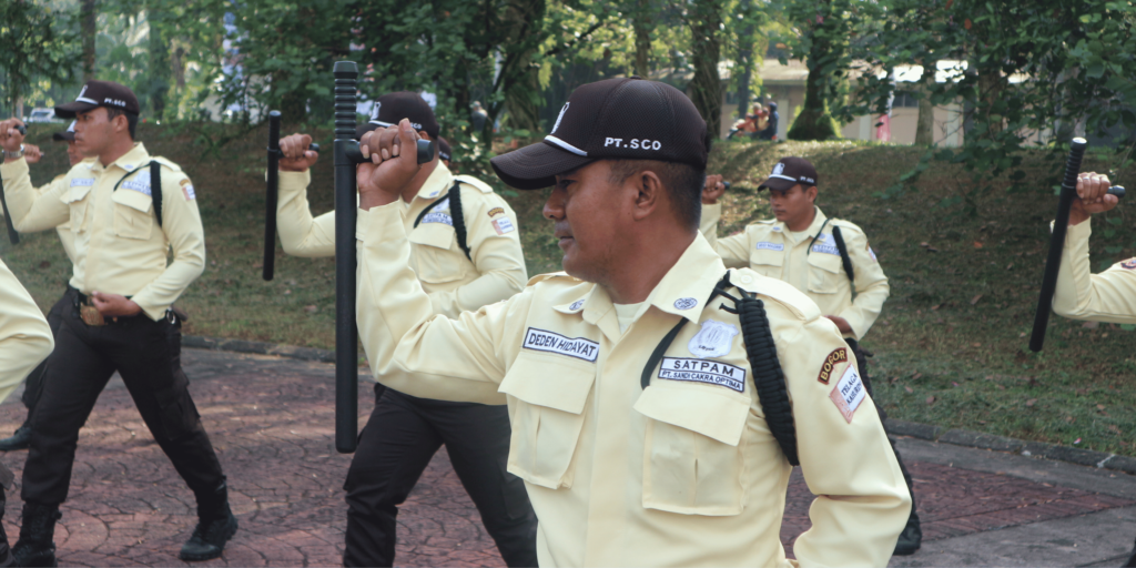 Tenaga keamanan profesional sedang berlatih untuk mencegah kejahatan terorganisir di area publik