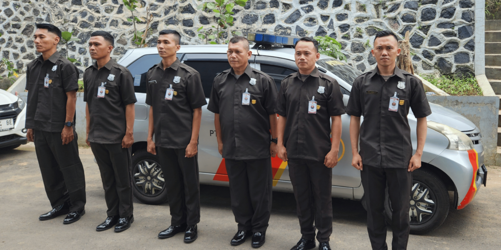 Petugas Keaman Bersiap Mengawasi Lingkungan Kantor