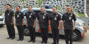 Petugas Keaman Bersiap Mengawasi Lingkungan Kantor