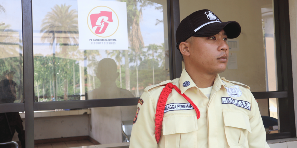 Petugas keamanan memantau lingkungan sekitar