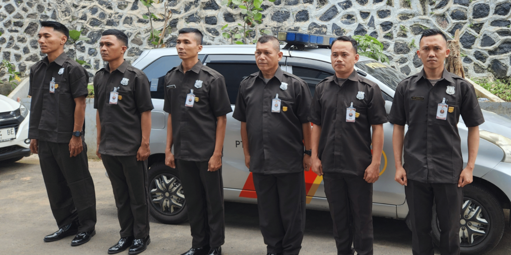 Barisan satpam BUJP, menunjukkan profesionalisme dan kesiapan tim keamanan.