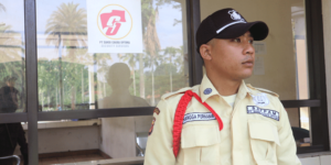 Satpam BUJP mengikuti pelatihan di kelas, menunjukkan fokus pada peningkatan kompetensi dan profesionalisme.